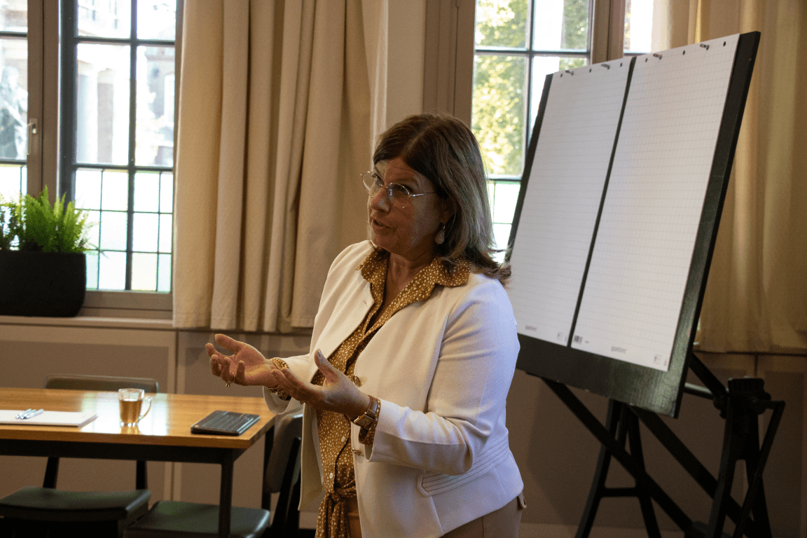 Ardie actief als trainer tijdens een workshop.
