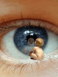 Oog met een baby ervoor als beeld voor kijken en gezien worden.