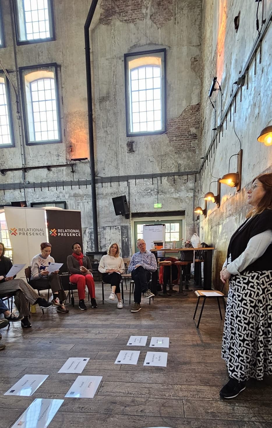 Ardie traint collega's tijdens een workshop.