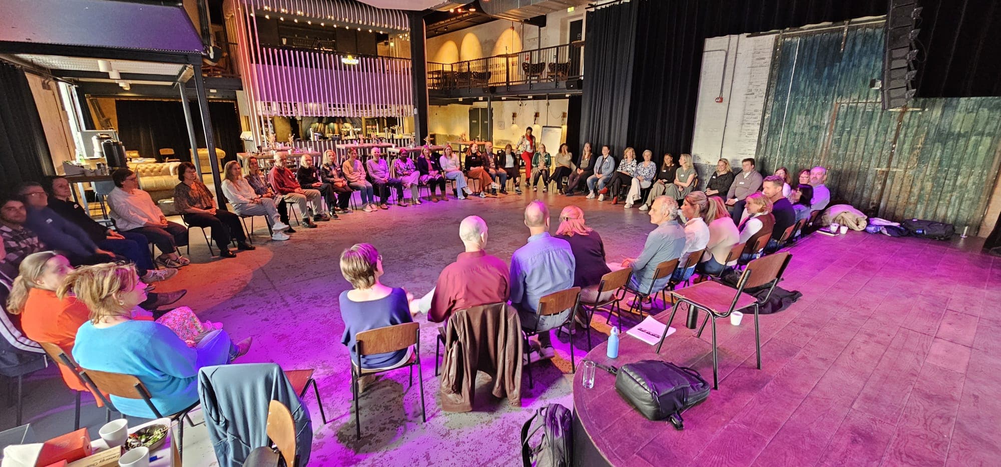 Grote kring tijdens een European RPN Speaking Circle® meeting.